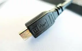 Conéctese a la computadora portátil para una pantalla oscura