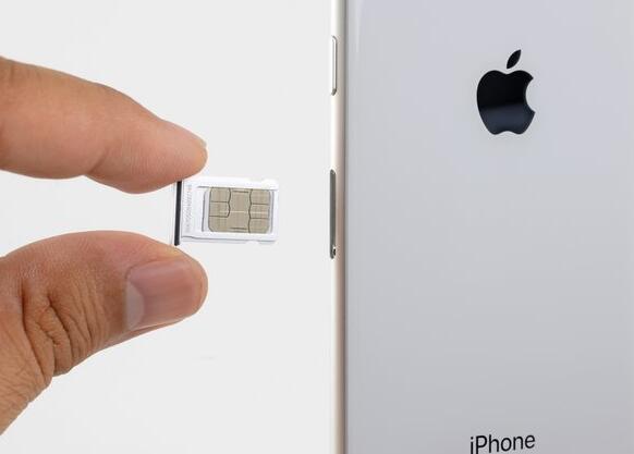   Retire la tarjeta SIM del iPhone 8